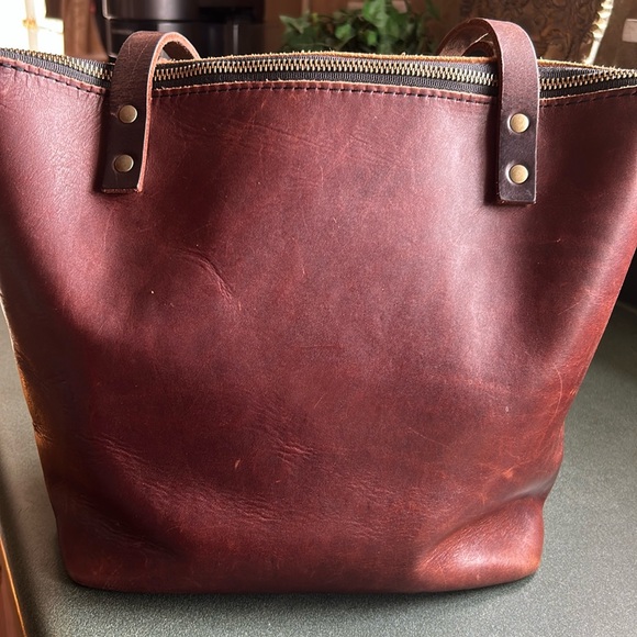 Gently used Portland Leather Chic Brown Tote Bag with Spacious Design - Picture 2 of 9